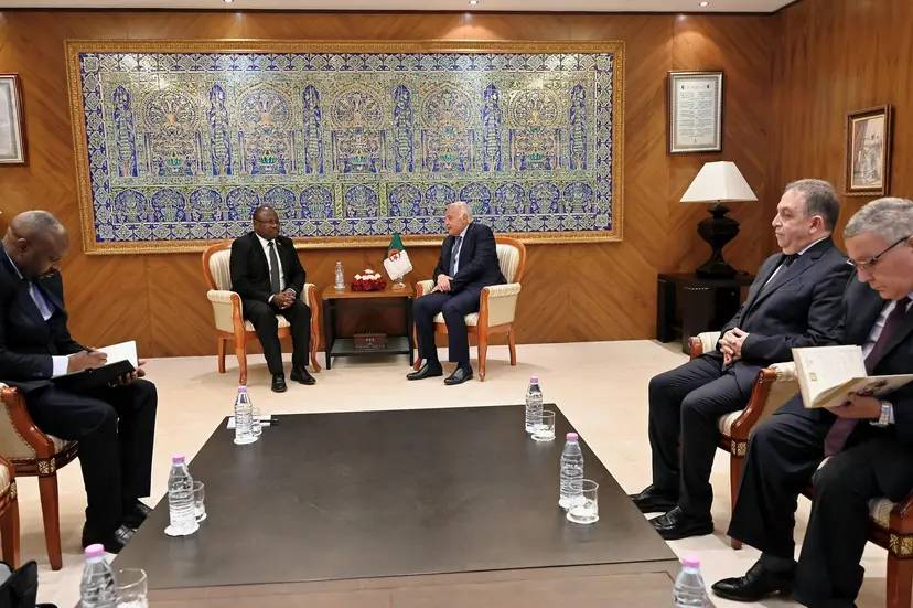 السيد عطـاف يستقبل السفير الزامبي الجديد